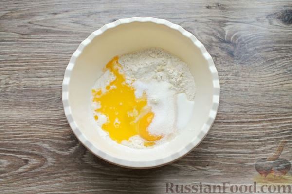 Дрожжевые пирожки с яйцом, курицей и укропом (в духовке)