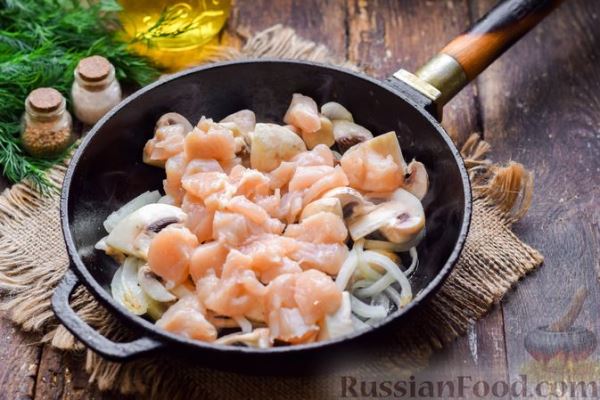 Жареная картошка с грибами и курицей