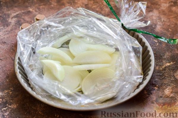 Минтай, запечённый с луком (в рукаве)