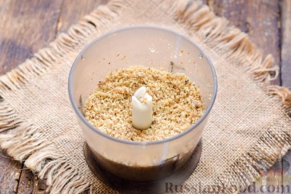 Десерт из сливочного сыра, с ананасами и грецкими орехами