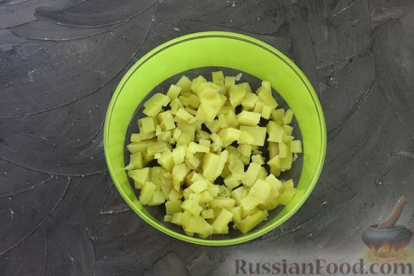 Салат с говядиной, картофелем, черносливом и яйцами