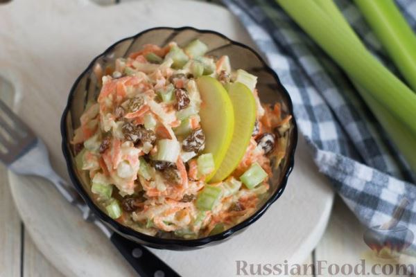 Салат с сельдереем, яблоком, морковью и изюмом