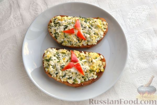 Гренки с сыром, варёными яйцами и зеленью