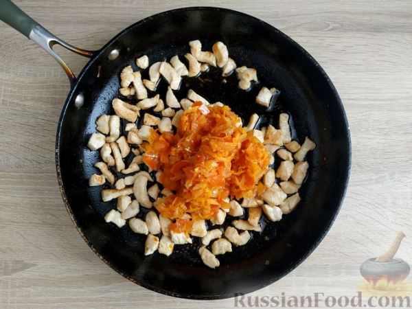 Кускус с курицей и овощами, на сковороде