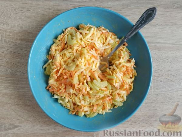 Салат с сельдереем, морковью, яблоком и сыром