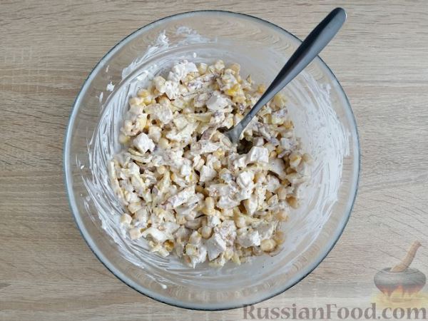 Салат с курицей, кукурузой и яичными блинчиками