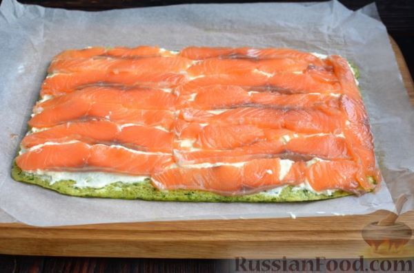 Шпинатный рулет с сёмгой и сливочным сыром