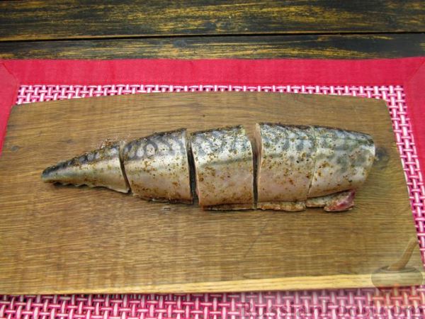 Запечённая скумбрия с апельсинами, на овощной подушке