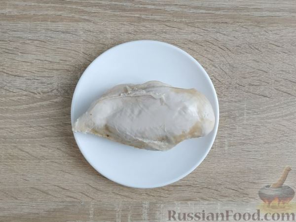 Салат с курицей, кукурузой и яичными блинчиками