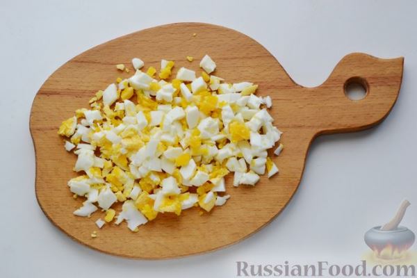 Салат с крабовыми палочками, плавленым сыром, яйцами и зелёным луком