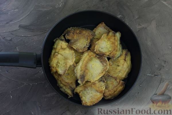 Жареный карась в сметанном соусе с грибами