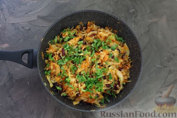 Тушёная капуста с консервированной фасолью