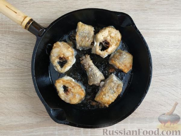 Жареный минтай с луком, в омлете