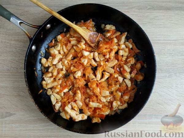 Кускус с курицей и овощами, на сковороде
