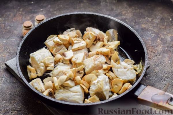 Рыба, тушенная в томатном соусе с грибами
