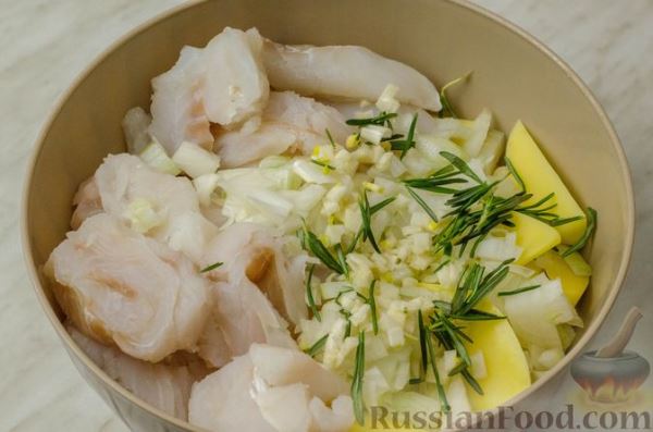 Треска, запечённая с картофелем и розмарином