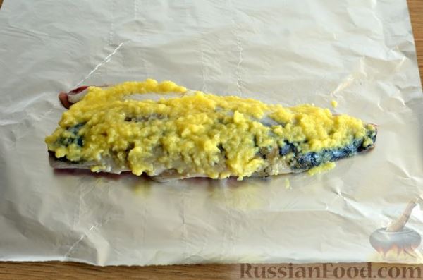 Скумбрия, запечённая с сельдереем и грибами (в фольге)