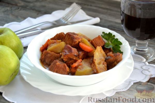 Говядина, тушенная с яблоками