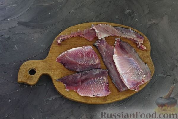 Жареный карась в сметанном соусе с грибами