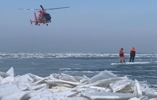 Во время сильного ветра на озере Мичиган на льдине унесло более 60 рыбаков 