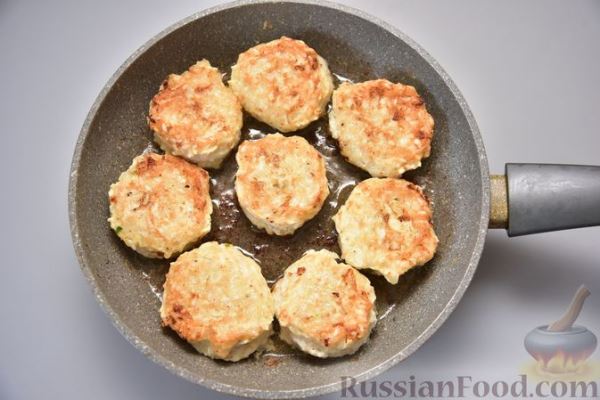 Тефтели с рисом, тушенные с морковью