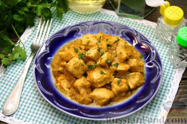 Куриное филе, тушенное с кабачковой икрой и сметаной