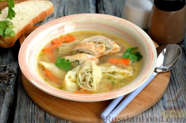 Суп с куриными рулетиками и клецками