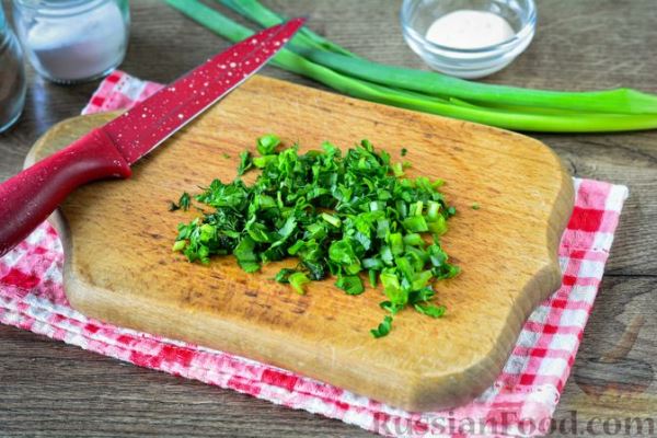 Салат с кукурузой, сыром, яйцами и чесноком