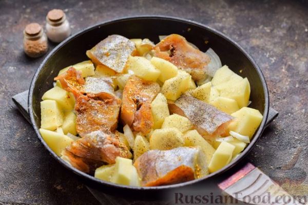 Минтай, тушенный с картошкой в сметане