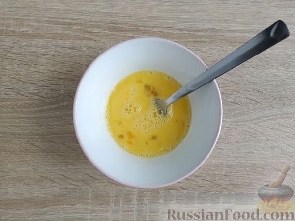 Салат с курицей, кукурузой и яичными блинчиками