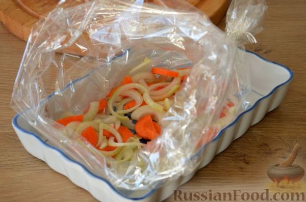 Скумбрия, запечённая с морковью и луком (в рукаве)