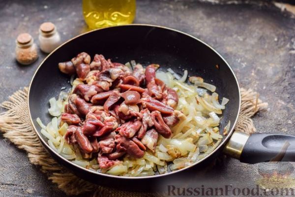 Жареные куриные сердечки с луком