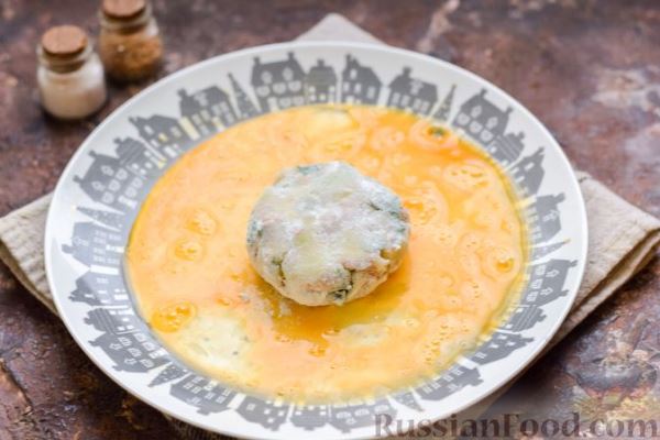 Картофельные котлеты с консервированным тунцом, сыром и зеленью