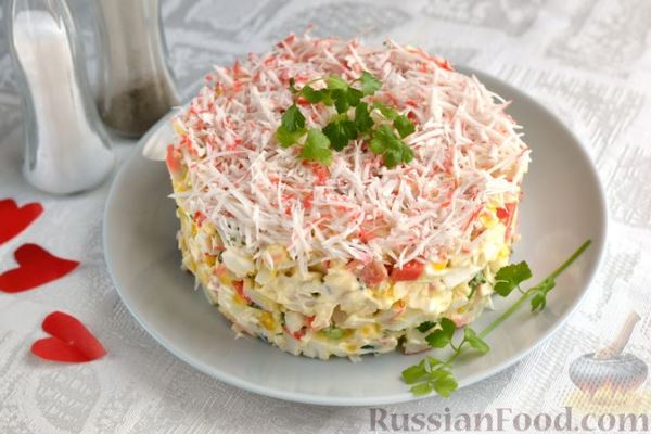 Салат с крабовыми палочками, плавленым сыром, яйцами и зелёным луком