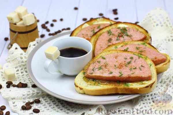 Бутерброды с жареной колбасой и горчицей