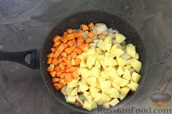 Тушёная картошка с курицей и сельдереем