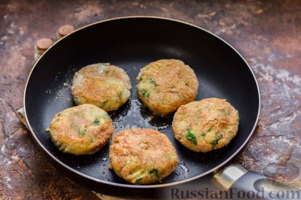Картофельные котлеты с консервированным тунцом, сыром и зеленью