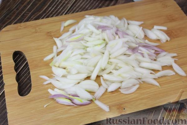 Куриные ножки, тушенные с луком