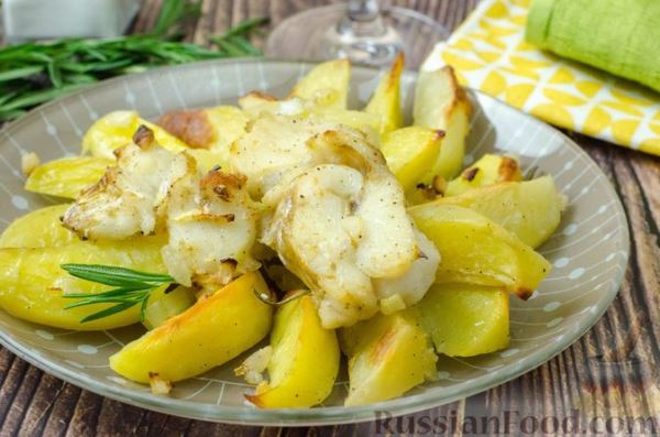 Треска, запечённая с картофелем и розмарином
