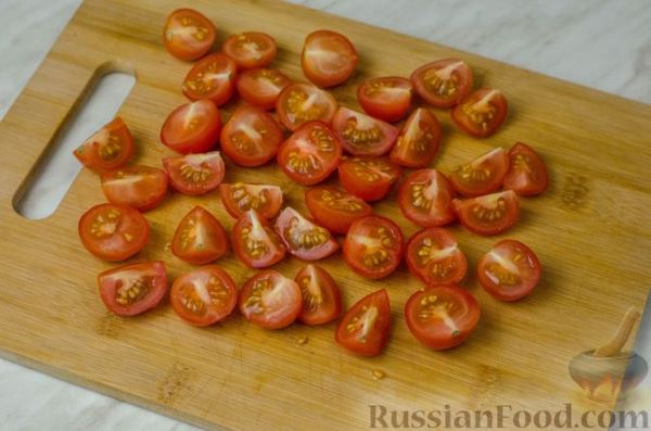 Запечённая треска с помидорами черри в белом вине и сливках