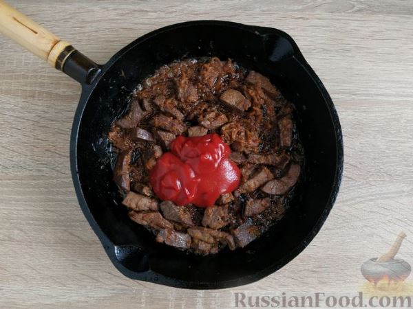 Свиная печень, жаренная с овощами и яйцами