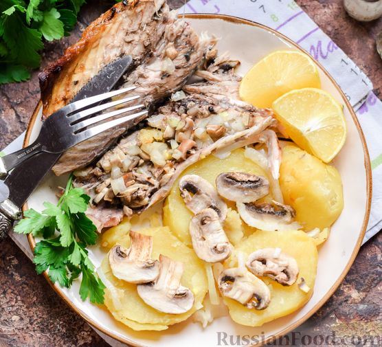 Скумбрия, запечённая с грибами и картошкой