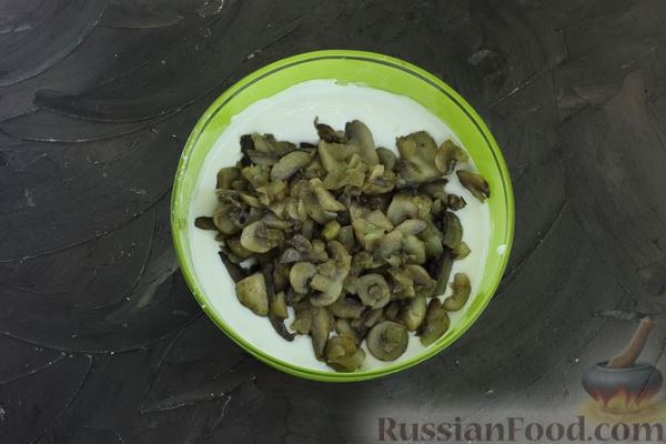 Жареный карась в сметанном соусе с грибами