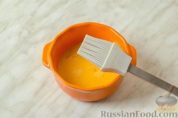 Дрожжевые пирожки-рулетики с мясом и черносливом