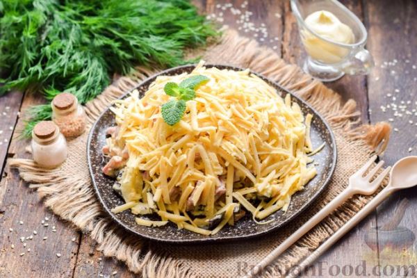 Салат с ветчиной, черносливом, сыром и яйцами