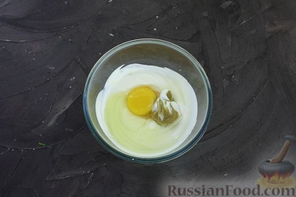 Манник с рыбой, отварными яйцами и майонезно-сметанной заливкой