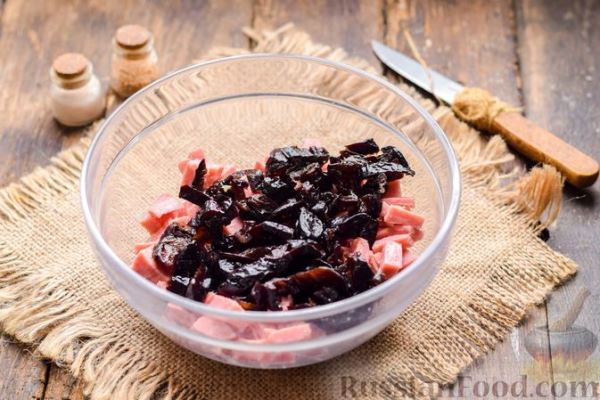Салат с ветчиной, черносливом, сыром и яйцами
