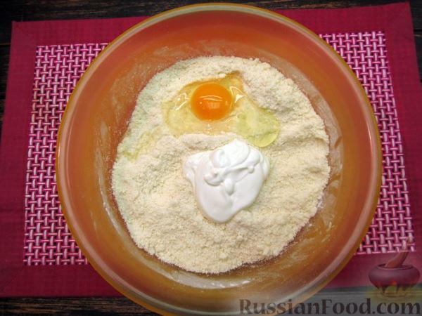 Песочный пирог с начинкой из чернослива с орехами и сметанно-яичной заливкой