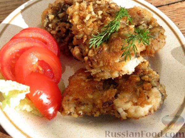 Рыба, жаренная в ореховой панировке