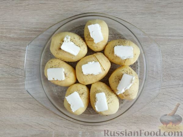 Картофель, запечённый с сыром и сливочным маслом (в духовке)